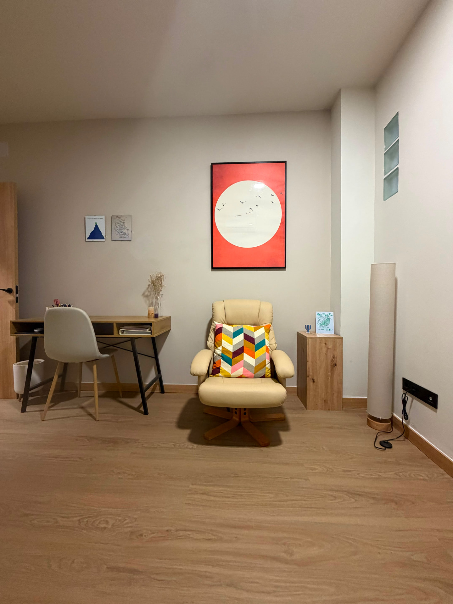 Despacho de psicología de Alento con escritorio y sillón