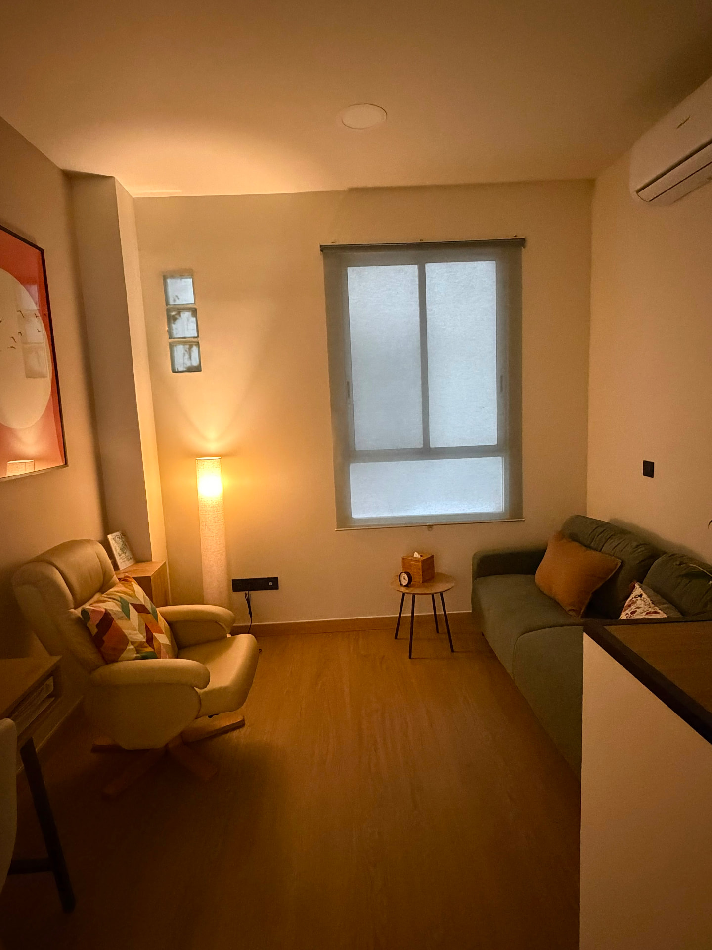 Despacho de terapia de Alento con sillones y sofá verde