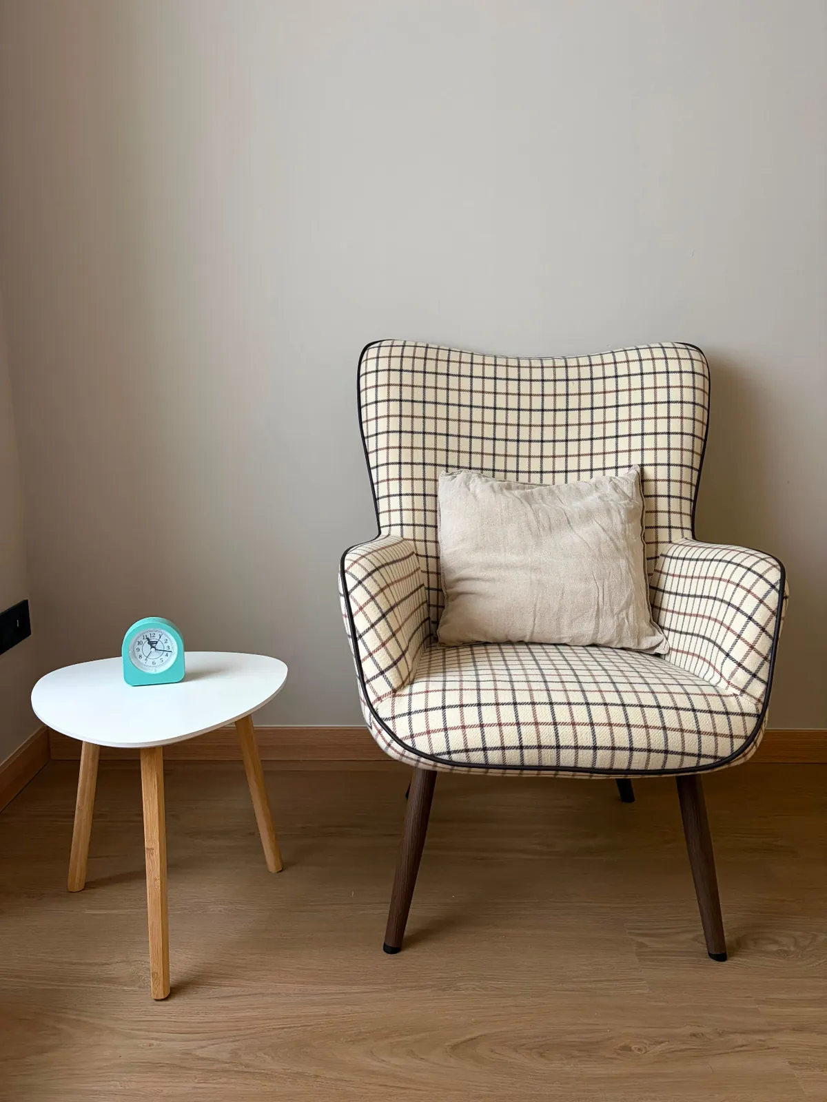 Sillón de terapia junto a una mesa en el centro Alento